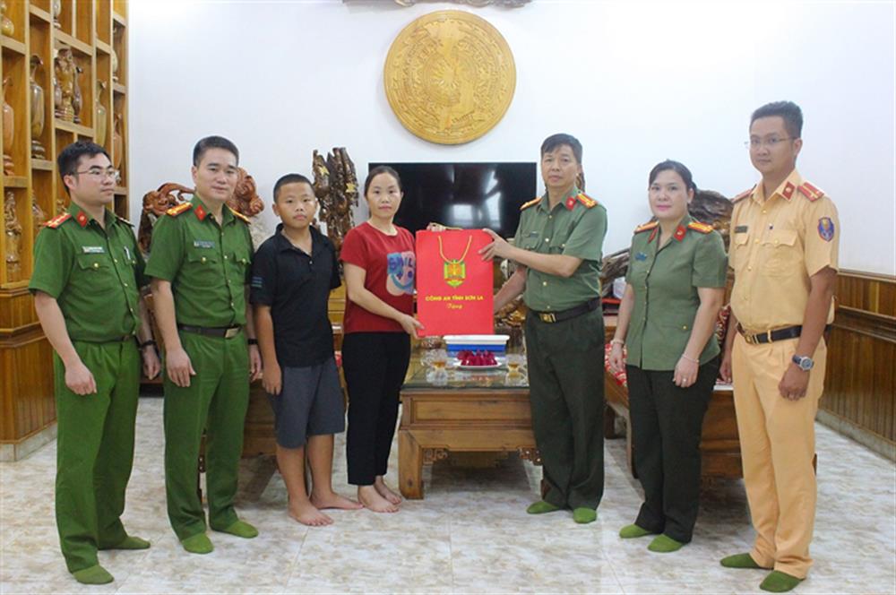 Đoàn công tác tặng quà gia đình liệt sỹ Vừ Ngọc Súa tại huyện Thuận Châu.