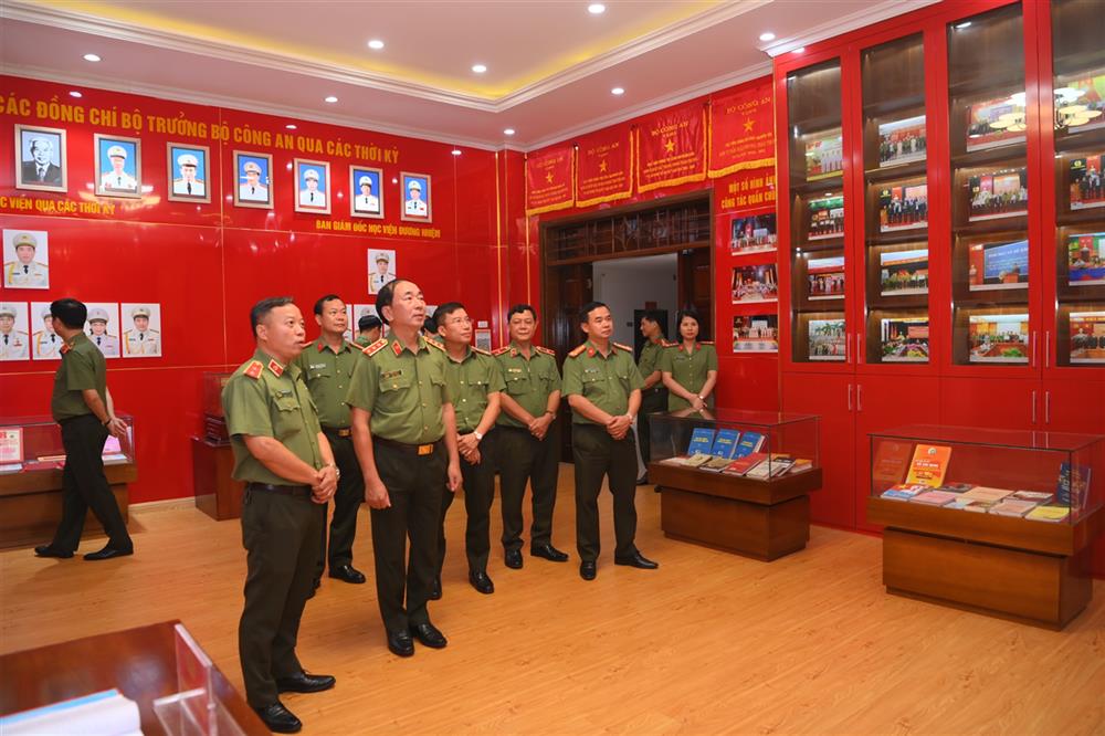 Thứ trưởng Trần Quốc Tỏ thăm phòng truyền thống Học viện Chính trị CAND.
