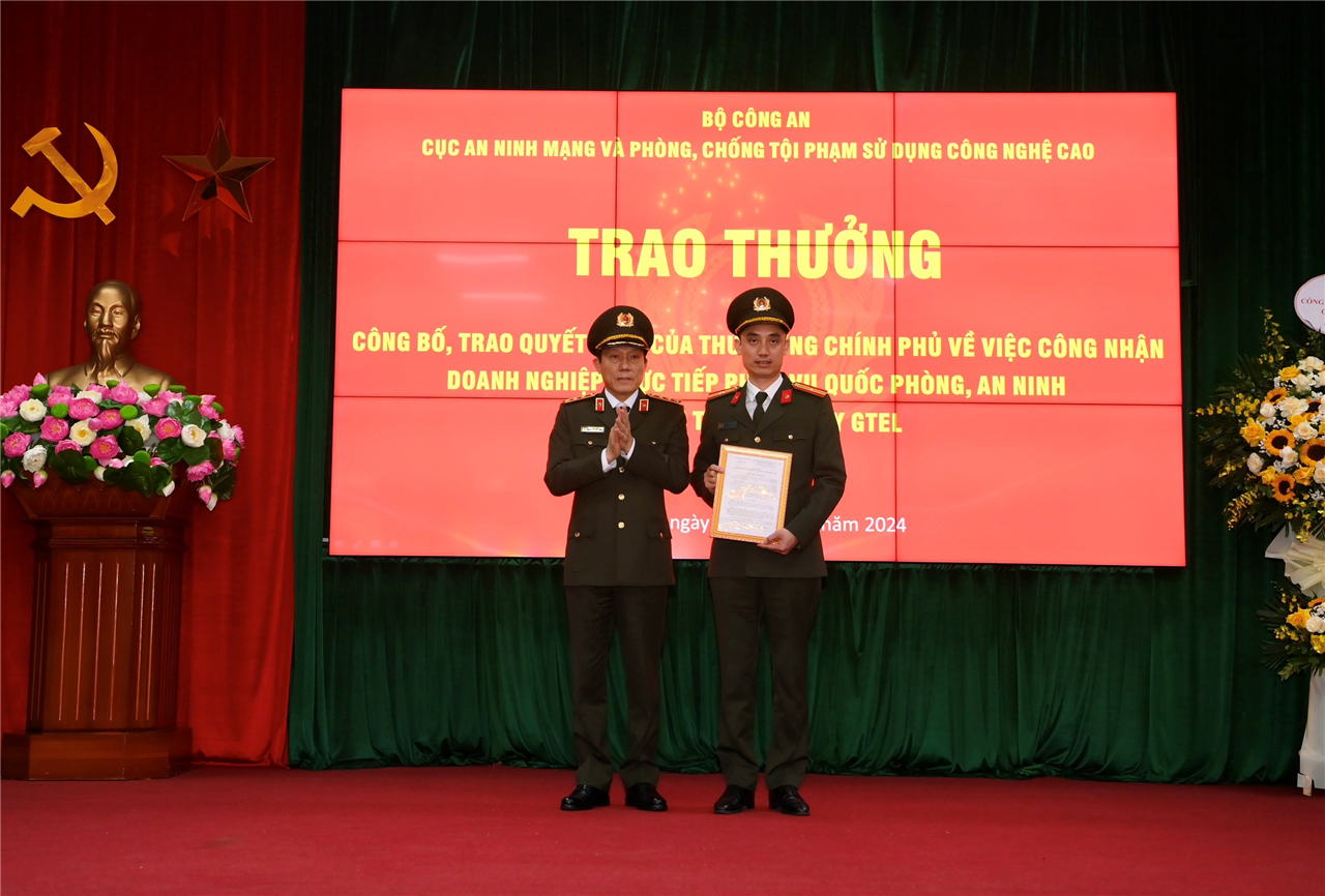 Thừa ủy quyền, Thứ trưởng Lương Tam Quang trao Quyết định của Thủ tướng Chính phủ về việc công nhận doanh nghiệp trực tiếp phục vụ quốc phòng, an ninh cho Tổng công ty Công nghệ - Viễn thông Toàn cầu (GTEL).