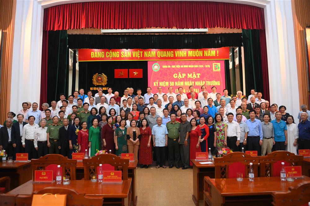 Tổng Bí thư, Chủ tịch nước Tô Lâm và Bộ trưởng Lương Tam Quang chụp ảnh cùng các đại biểu dự buổi gặp mặt.