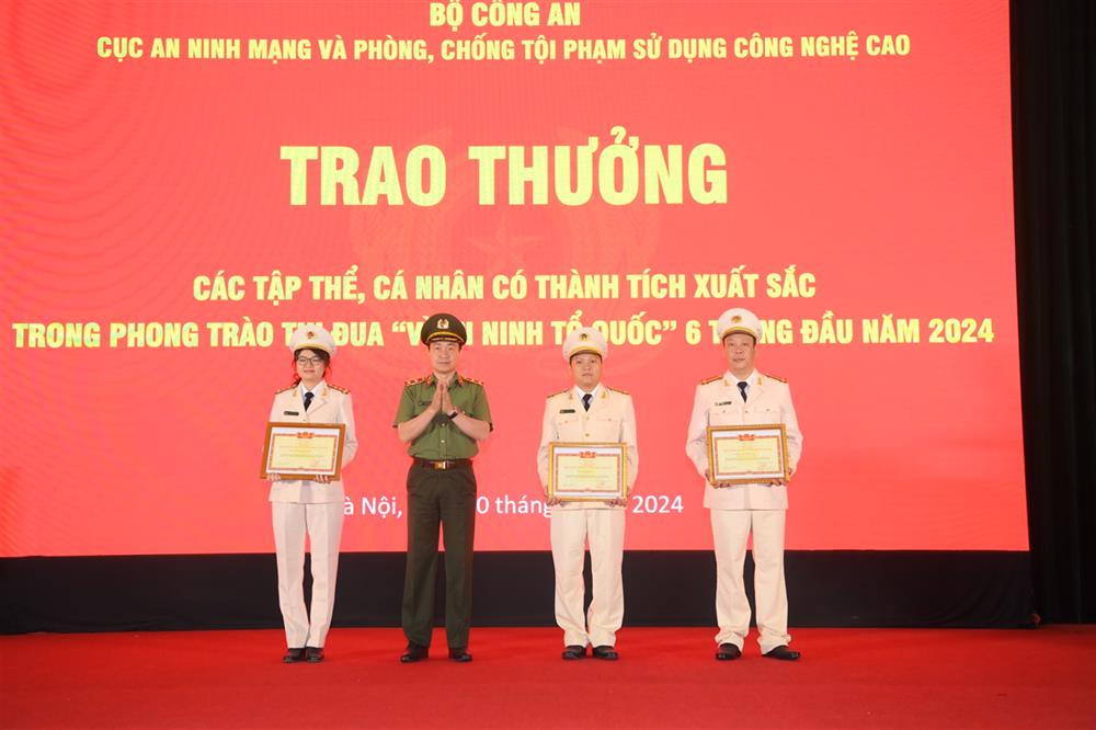 Trung tướng Nguyễn Minh Chính trao danh hiệu Chiến sĩ thi đua toàn lực lượng cho các cá nhân.