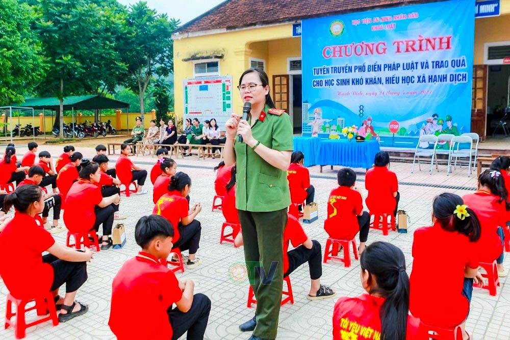 Giảng viên Khoa Luật Học viện An ninh nhân dân tuyên truyền, phổ biến, giáo dục pháp luật cho học sinh Trường phổ thông dân tộc bán trú Tiểu học và Trung học cơ sở Hạnh Dịch.