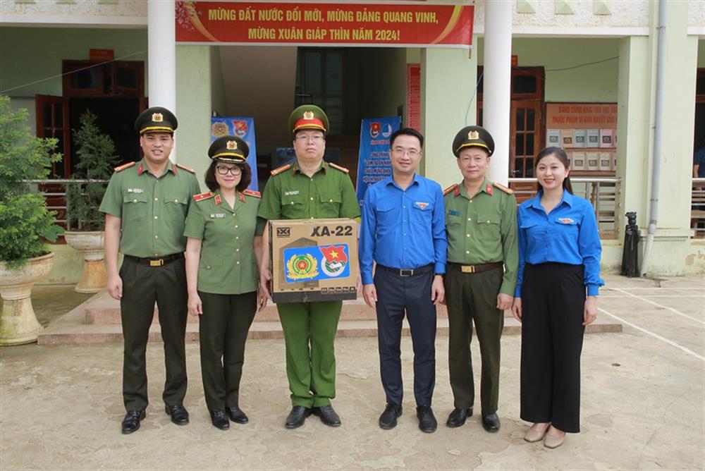 Các đại biểu thăm, tặng quà Công an xã Chiềng Sại, huyện Bắc Yên.