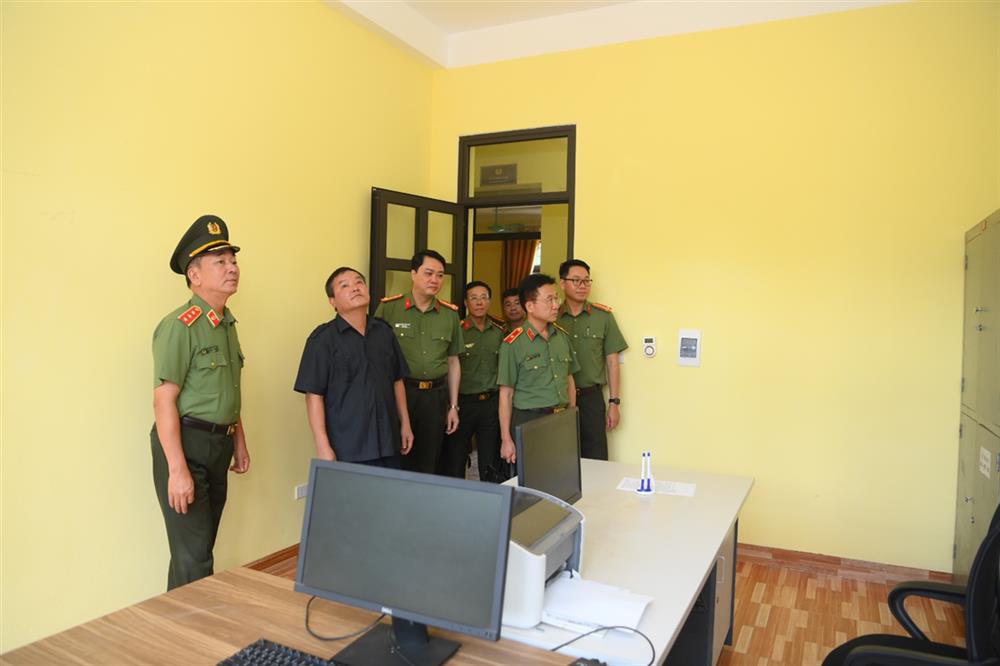 Thứ trưởng Trần Quốc Tỏ cùng Đoàn công tác đến thăm, làm việc vói Công an xã Cốc San (Lào Cai) và Công an xã Bản Giang (Lai Châu).