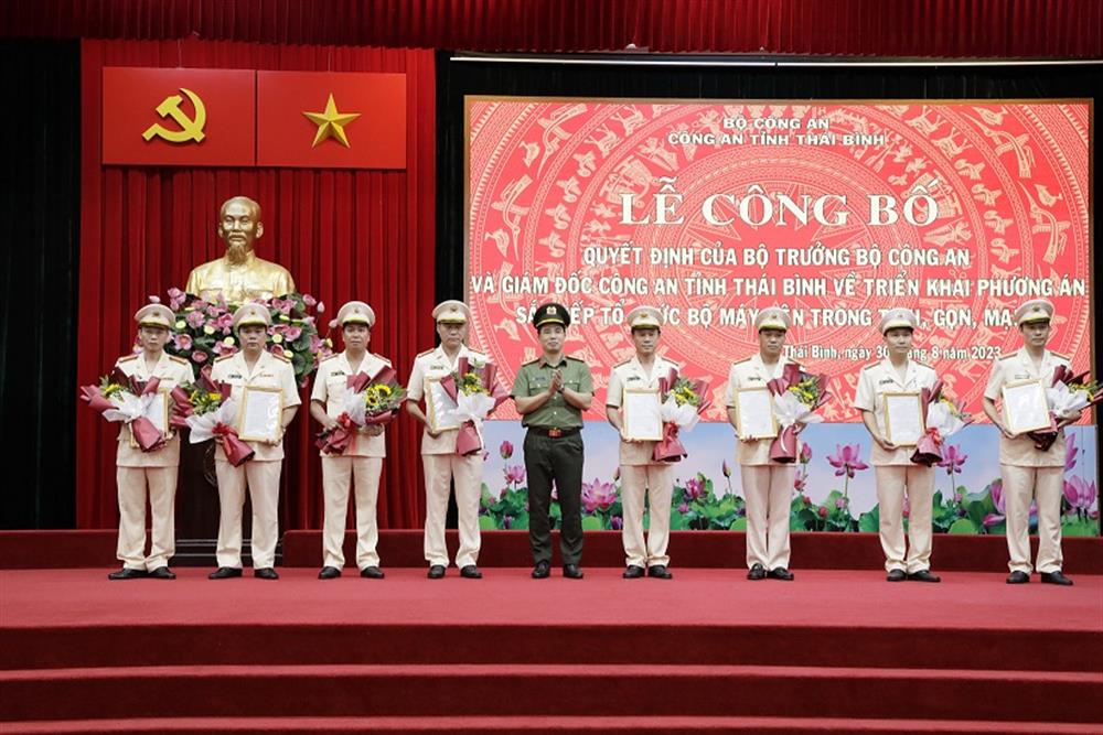 Thừa ủy quyền của Bộ Công an, Đại tá Trần Văn Phúc, Bí thư Đảng ủy, Giám đốc Công an tỉnh trao quyết định điều động, bố trí lãnh đạo, chỉ huy, cán bộ, chiến sĩ.