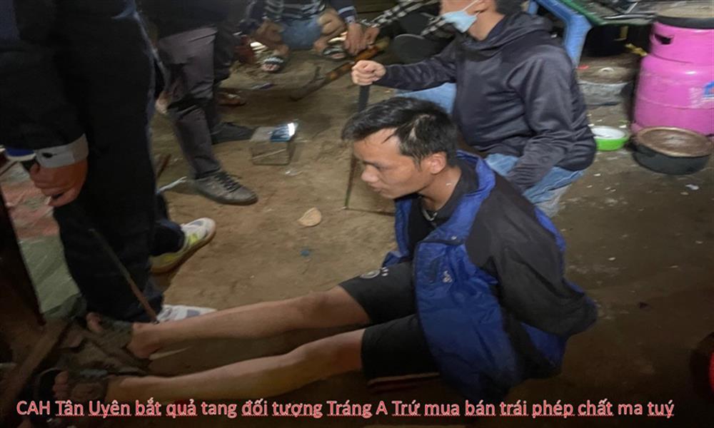 Công an huyện Tân Uyên bắt quả tang đối tượng Tráng A Trứ mua bán trái phép chất ma túy.