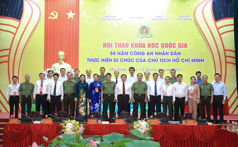 Các đại biểu tham dự Hội thảo chụp ảnh lưu niệm.