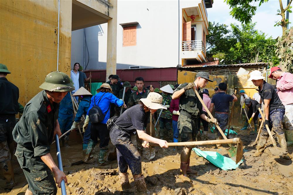 Lực lượng Cảnh sát Cơ động, Công an tỉnh Yên Bái hỗ trợ người dân dọn dẹp bùn đất, vệ sinh môi trường.