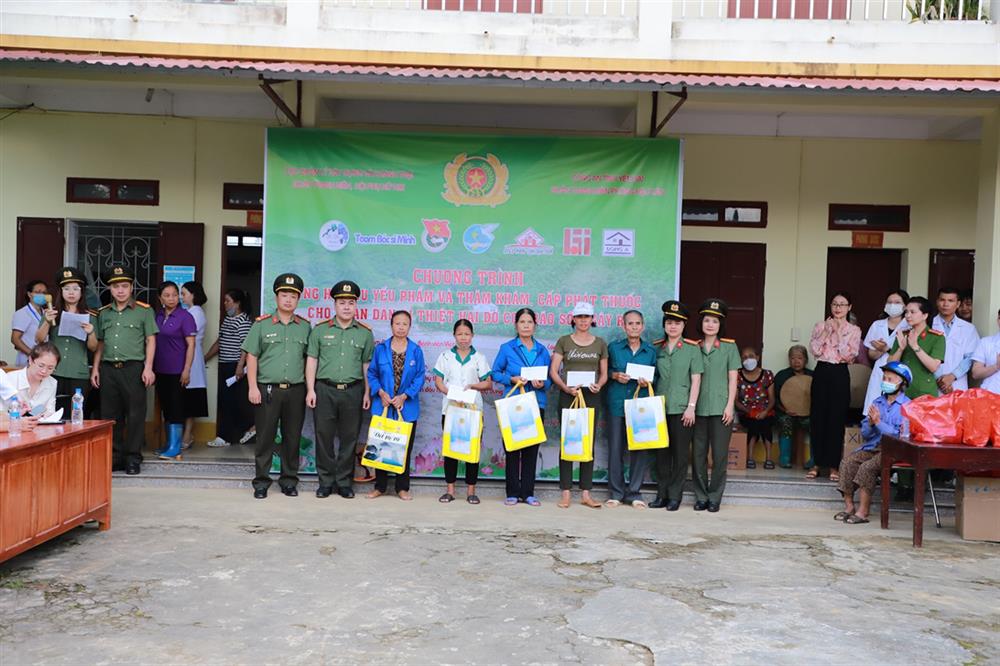  Đoàn công tác trao tặng các suất quà cho bà con bị ảnh hưởng thiệt hại do bão lũ gây ra trên địa bàn xã Nga Quán, huyện Trấn Yên.