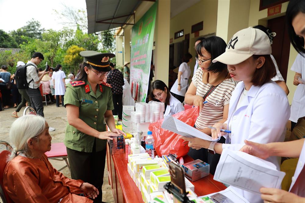 Cấp phát thuốc miễn phí cho người dân.