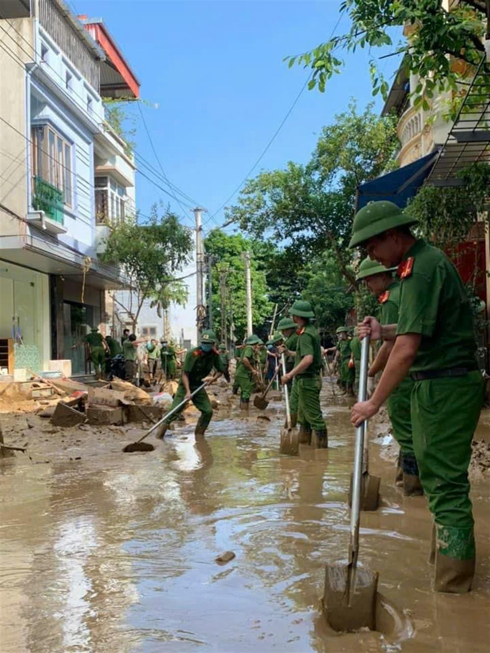 Lực lượng Công an Yên Bái giúp chính quyền và nhân dân dọn dẹp vệ sinh theo phương châm "nước rút đến đâu, xử lý đến đó".