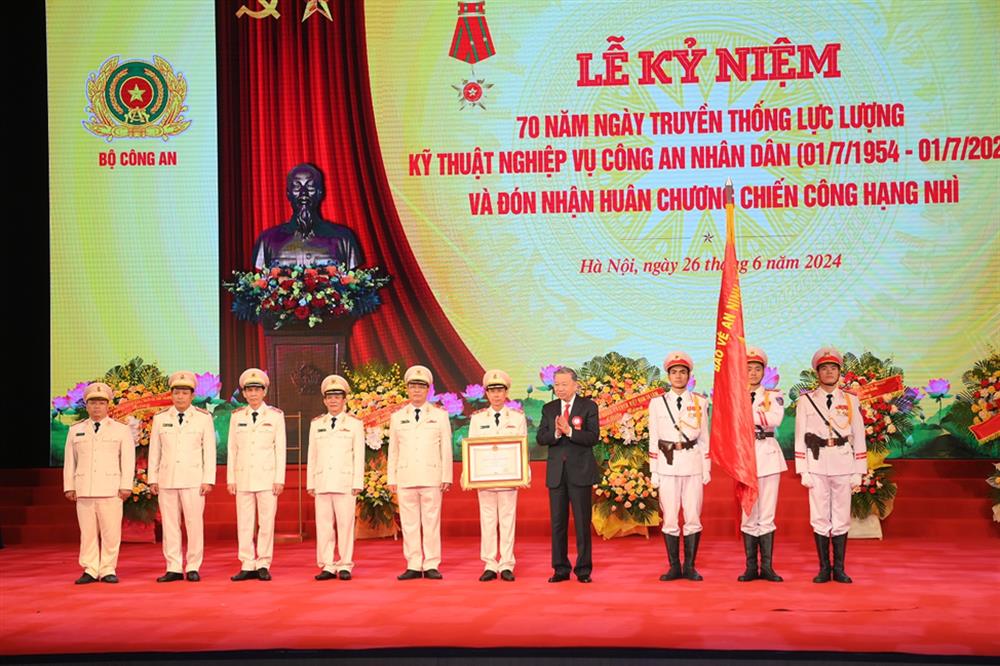 Chủ tịch nước Tô Lâm trao Huân chương Chiến công hạng Nhì tặng lực lượng KTNV CAND.