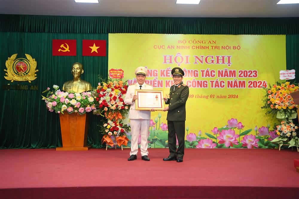 Thứ trưởng Lương Tam Quang trao Huân chương Chiến công hạng Nhì tặng Trung tướng Đặng Ngọc Tuyến, nguyên Cục trưởng Cục an ninh chính trị nội bộ.