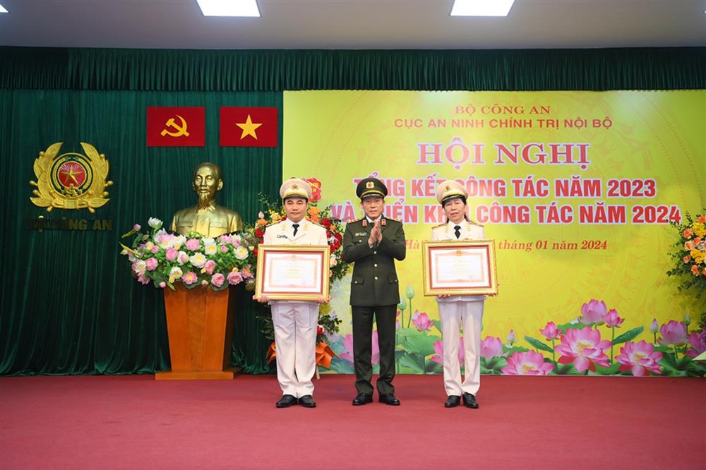 Thừa ủy quyền, Thứ trưởng Lương Tam Quang trao Bằng khen của Thủ tướng Chính phủ tặng 02 cá nhân.