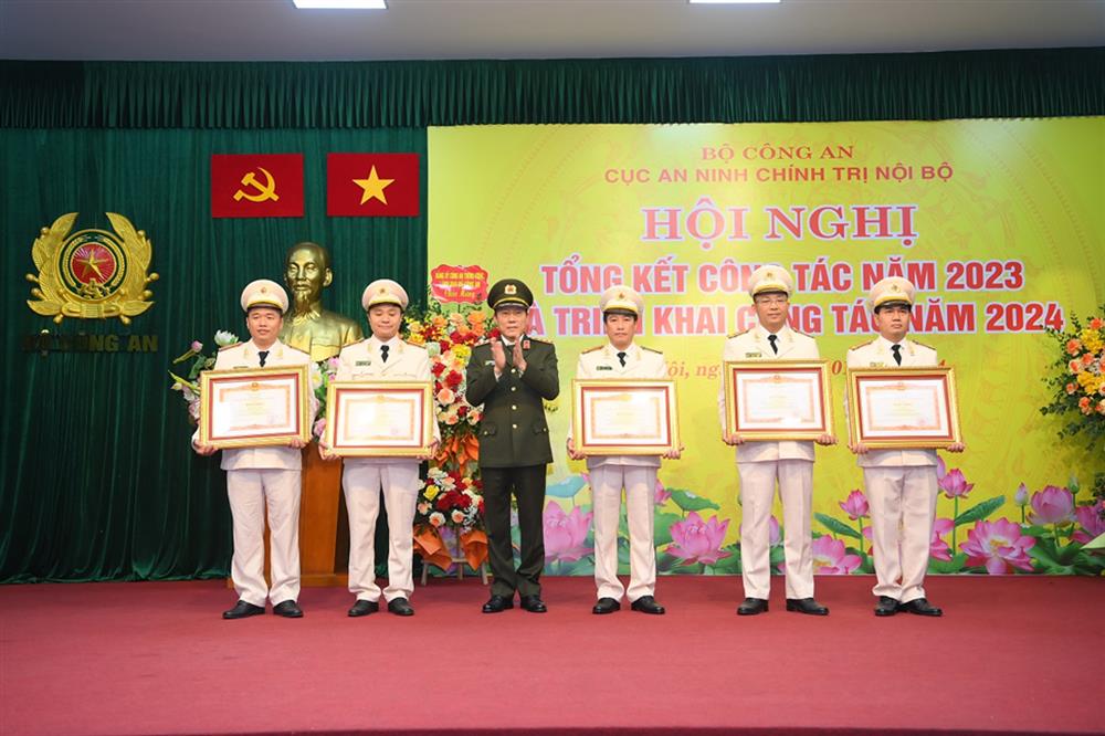 Thừa ủy quyền, Thứ trưởng Lương Tam Quang trao Bằng khen của Thủ tướng Chính phủ tặng 01 tập thể và 04 cá nhân.