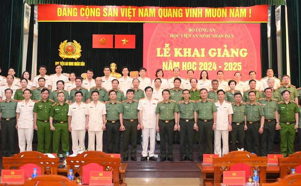 Bộ trưởng Lương Tam Quang với các đại biểu dự Lễ khai giảng năm học mới tại Học viện ANND.