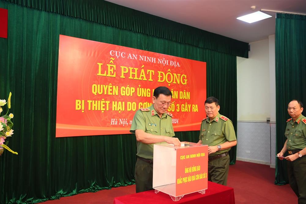 Trung tướng Phạm Ngọc Việt, Cục trưởng Cục An ninh nội địa và các đồng chí lãnh đạo quyên góp ủng hộ bà con bị thiệt hại do mưa bão số 3.