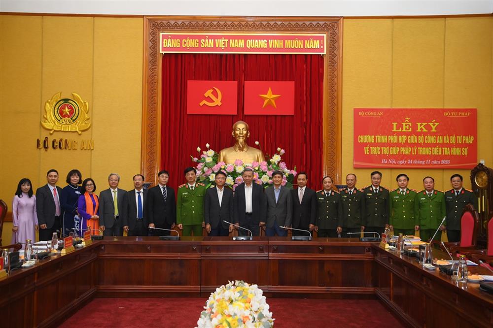 Bộ trưởng Tô Lâm và Bộ trưởng Bộ Tư pháp Lê Thành Long với các đại biểu tham dự buổi Lễ. 