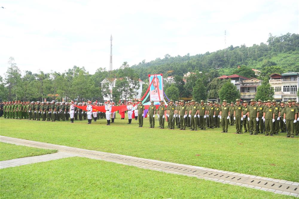 Lực lượng tham gia bảo vệ ANTT ở cơ sở huyện Bát Xát, tỉnh Lào Cai tại buổi Lễ ra mắt.