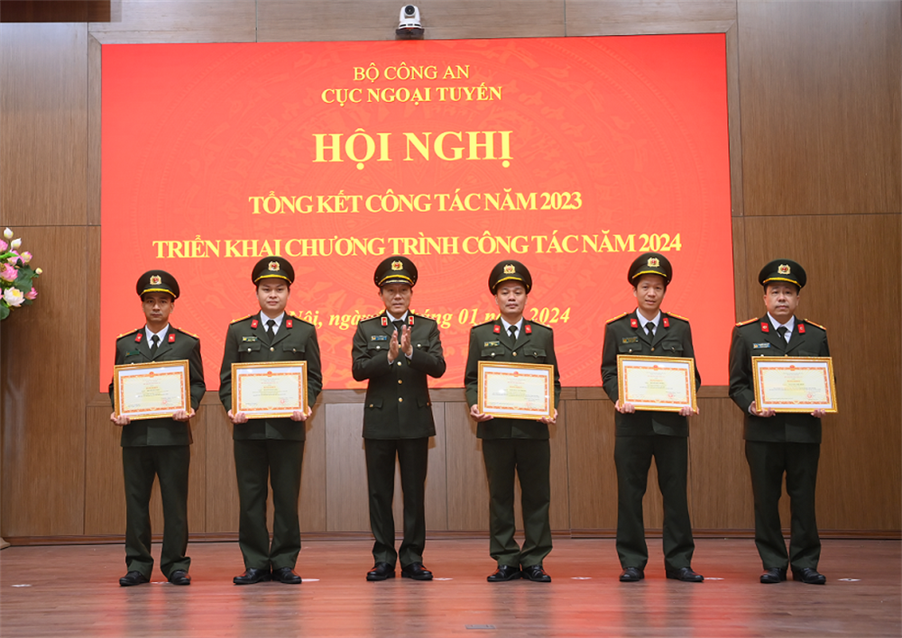 Thứ trưởng Lương Tam Quang trao Bằng khen của Bộ Công an tặng các cá nhân.
