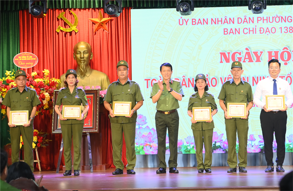 Bộ trưởng Lương Tam Quang trao Bằng khen và Kỷ niệm chương tặng các tập thể, cá nhân có thành tích xuất sắc.