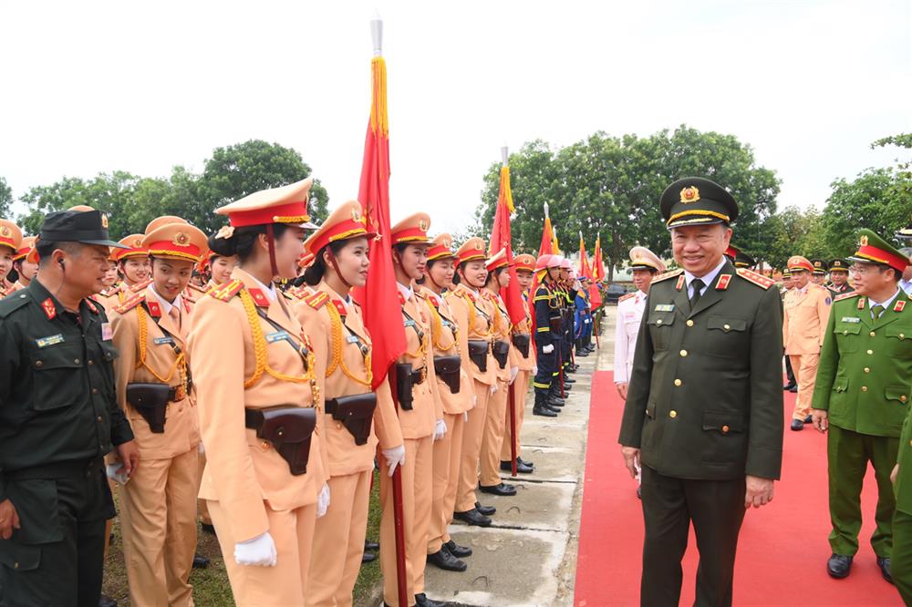 Bộ trưởng Tô Lâm thăm hỏi, động viên cán bộ, chiến sĩ tham gia các khối diễu binh, diễu hành của lực lượng Công an nhân dân.