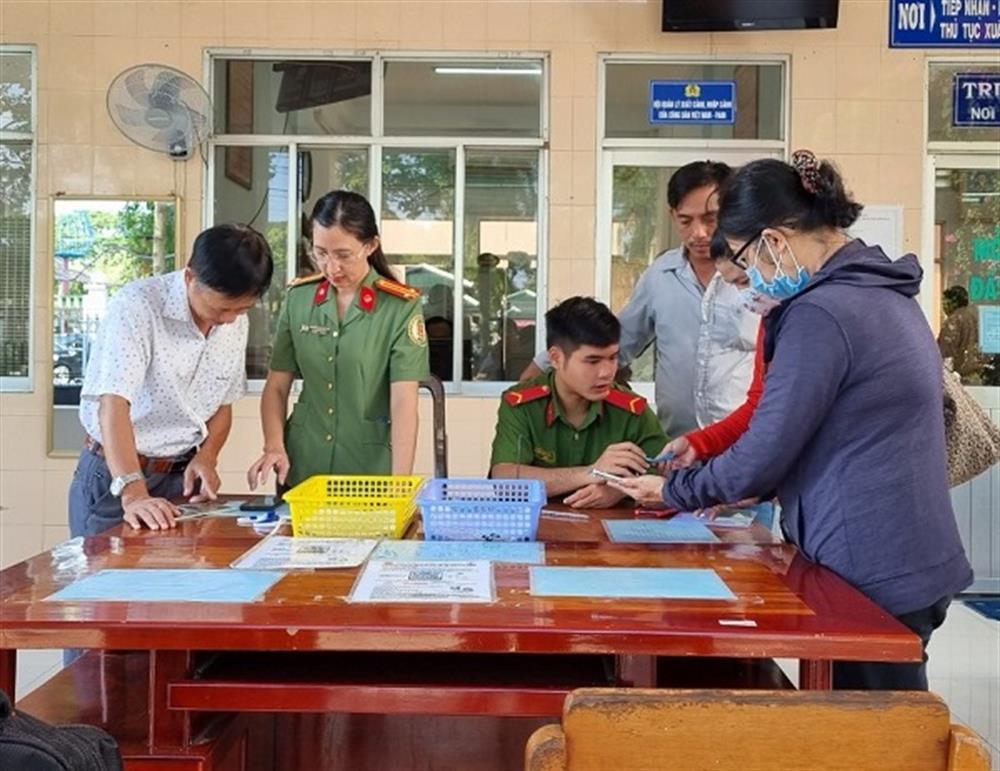 Cán bộ phòng Quản lý xuất nhập cảnh hướng dẫn người dân làm thủ tục cấp hộ chiếu.