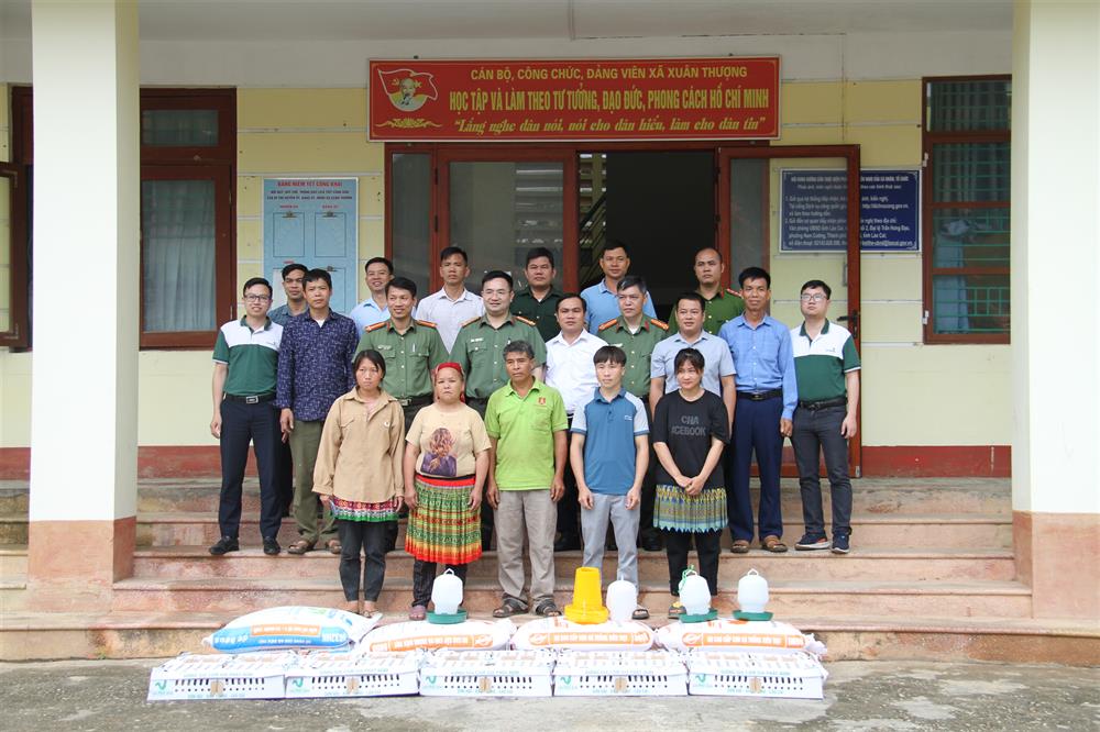 các hộ gia đình được nhận hỗ trợ trong mô hình chăn nuôi gia cầm sạch trong vùng đồng bào dân tộc thiểu số tại xã Xuân Thượng, huyện Bảo Yên.
