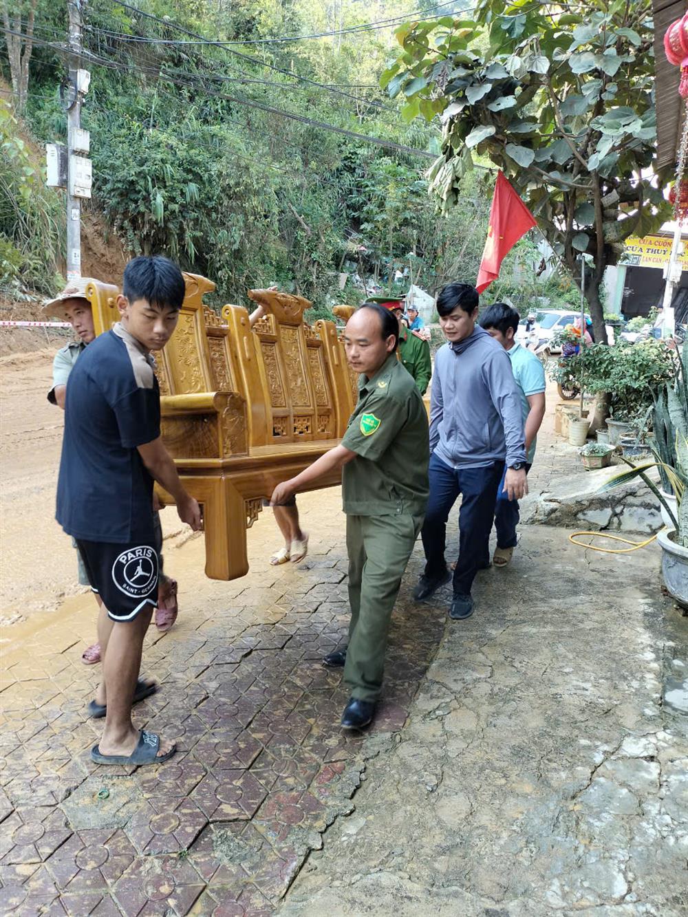 Hình ảnh Công an thị trấn Si Ma Cai di chuyển đồ đạc giúp dân.