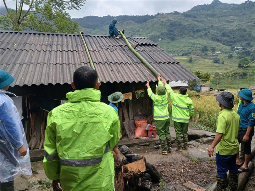 Công an thị xã Sa Pa gia cố nhà cửa giúp dân tránh bão.