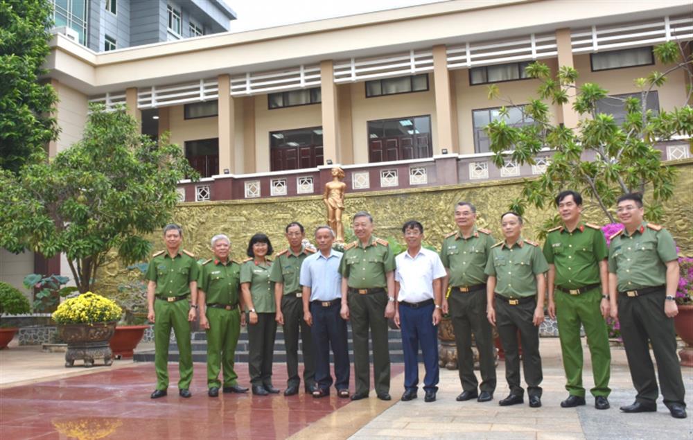 Bộ trưởng Tô Lâm cùng các đại biểu trước Tượng đài Liệt sĩ, Anh hùng Lực lượng vũ trang nhân dân Võ Thị Sáu.