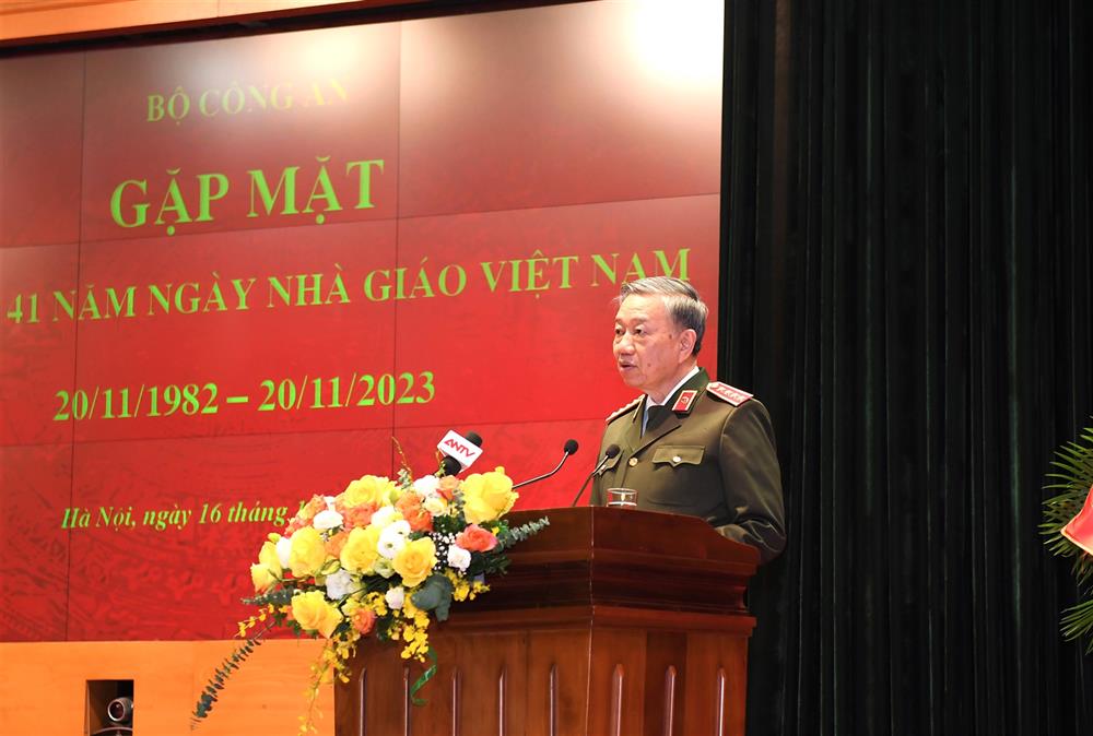 Bộ trưởng Tô Lâm ghi nhận, trân trọng cảm ơn và biểu dương những nỗ lực, đóng góp tích cực, có hiệu quả của các thế hệ nhà giáo đối với sự nghiệp giáo dục, đào tạo ngành Công an.