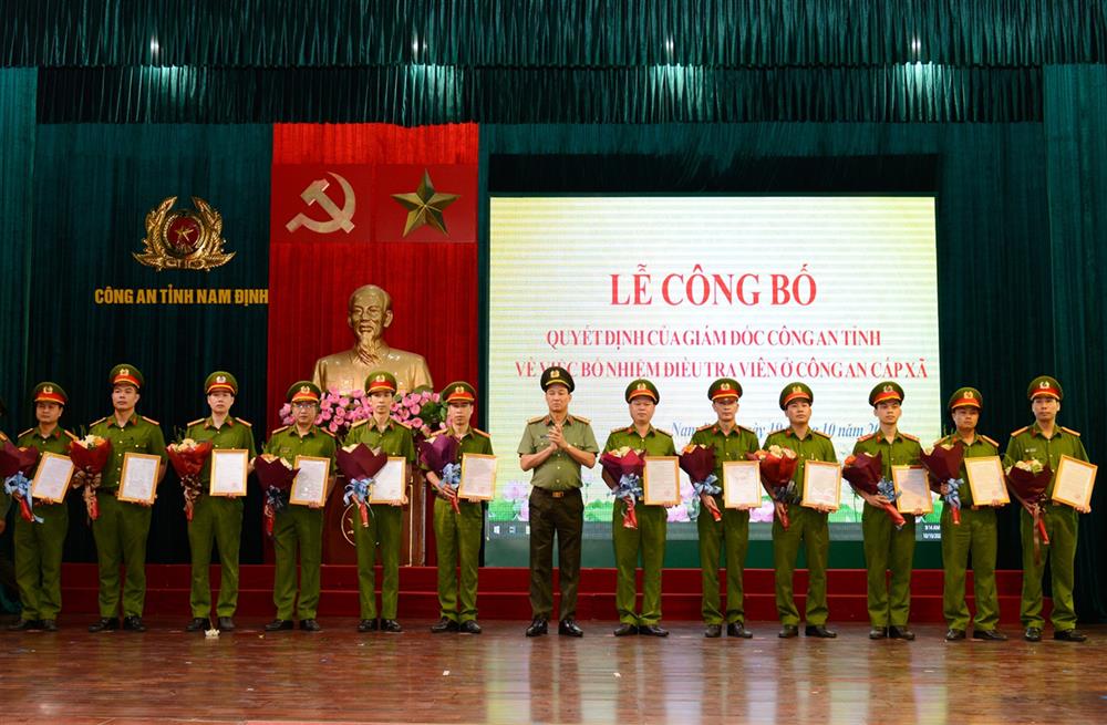 Đại tá Trần Minh Tiến, Giám đốc Công an tỉnh Nam Định trao Quyết định bổ nhiệm Điều tra viên tại Công an cấp xã.