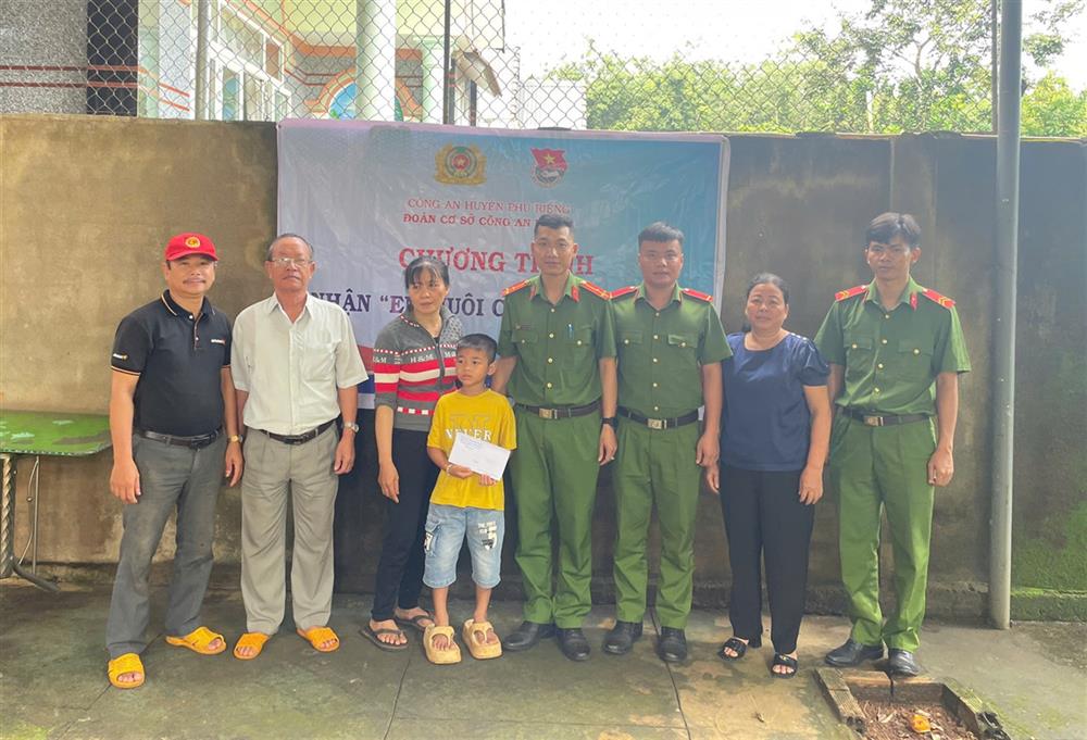 Chi đoàn 4- Đoàn thanh niên Công an huyện Phú Riềng nhận em Bùi Long Nhật làm "Em nuôi của Chi đoàn".