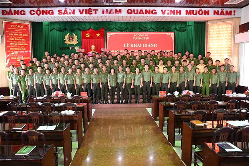 Các đại biểu và học viên tham dự Lễ khai giảng Lớp bồi dưỡng kiến thức Quốc phòng và An ninh cho sĩ quan đối tượng 3.