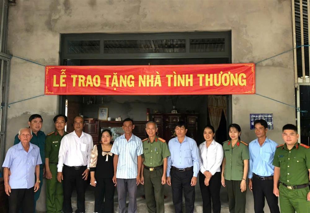 Các đại biểu tại Lễ trao tặng nhà tình nghĩa.