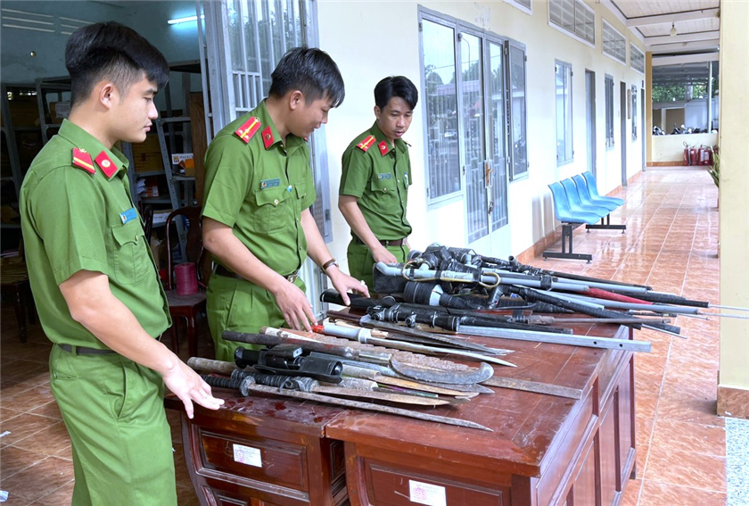 Công an phường Xuân Trung (Thành phố Long Khánh) đến từng ngõ, gõ từng nhà tuyên truyền, vận động người dân tích cực giao nộp VK, VLN, CCHT và pháo.