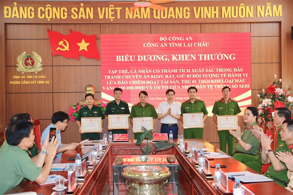 Đồng chí Lê Văn Lương, Phó Bí thư Tỉnh ủy, Chủ tịch UBND tỉnh Lai Châu trao Bằng khen của UBND tỉnh tặng 05 tập thể.