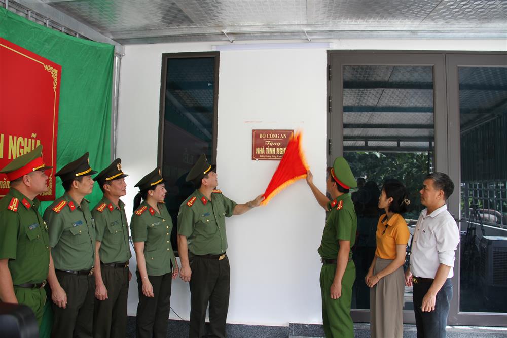 Khánh thành nhà tình nghĩa cho gia đình đồng chí Nguyễn Văn Chiêm.