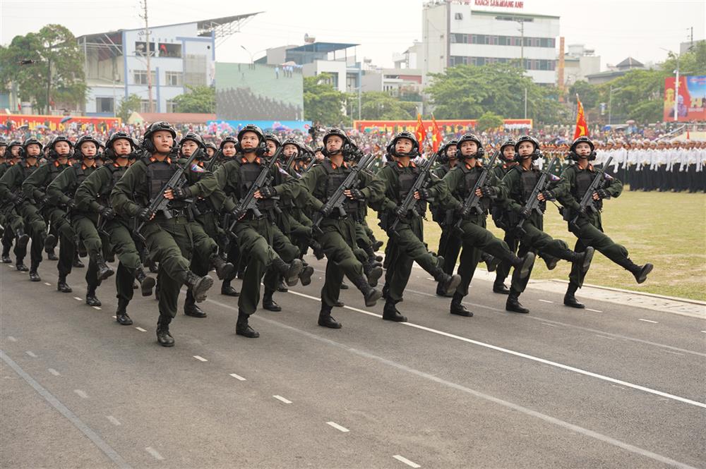 Khối nữ Cảnh sát đặc nhiệm tham gia diễu binh, diễu hành tại buổi hợp luyện.