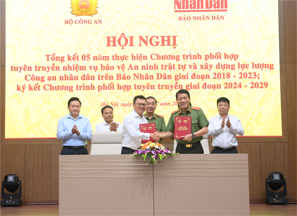 Bộ trưởng Lương Tam Quang và đồng chí Tổng Biên tập Báo Nhân dân Lê Quốc Minh ký kết Chương trình phối hợp giai đoạn 2024-2029.