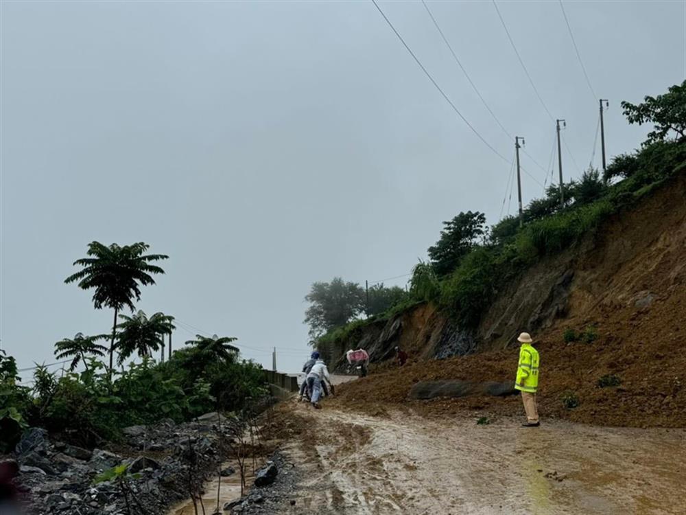 Lực lượng Cảnh sát giao thông và Công an xã Tung Chung Phố phân luồng hướng dẫn người dân di chuyển an toàn.