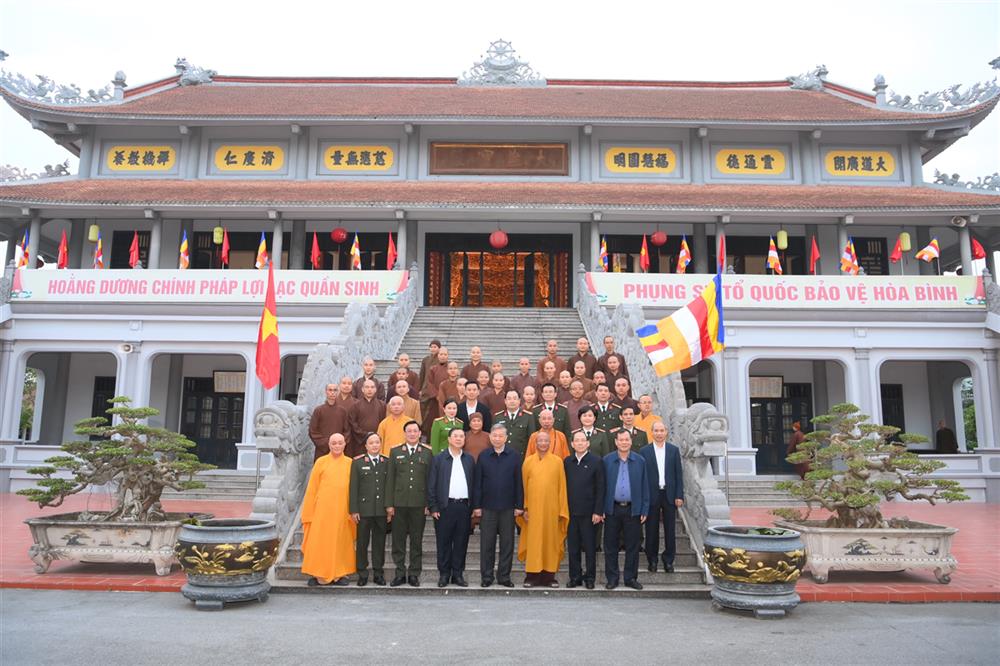 Bộ trưởng Tô Lâm với các thành viên Ban Trị sự Giáo hội Phật giáo Việt Nam tỉnh Nam Định cùng các tăng ni, phật tử.