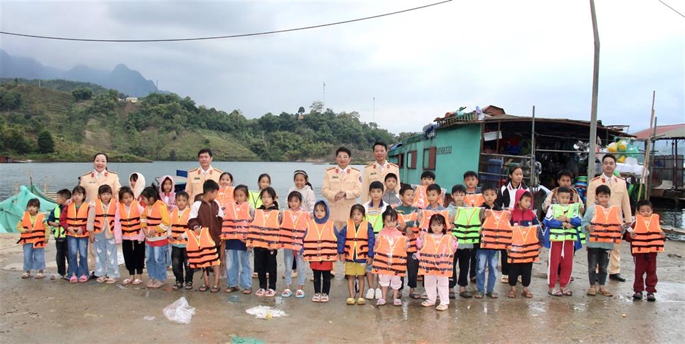 Phòng Cảnh sát giao thông Công an tỉnh Sơn La trao tặng áo phao cho nhân dân xã Mường Giàng, huyện Quỳnh Nhai.