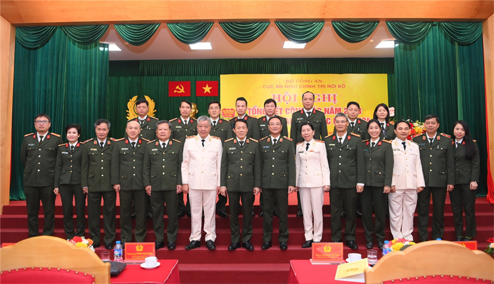 Thứ trưởng Lương Tam Quang với các đại biểu dự Hội nghị.