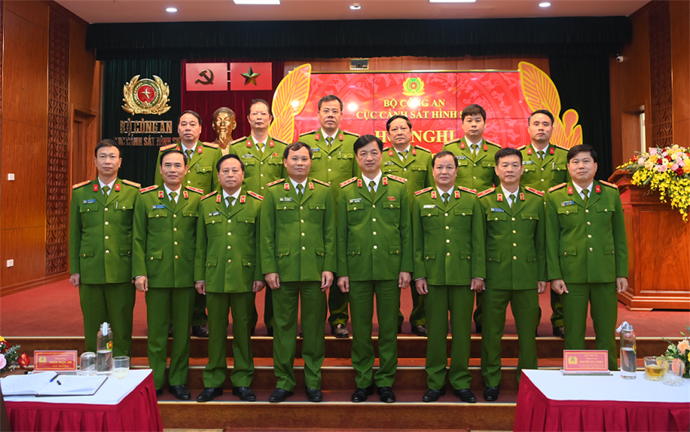 Thứ trưởng Nguyễn Duy Ngọc với các đồng chí lãnh đạo Cục Cảnh sát hình sự.