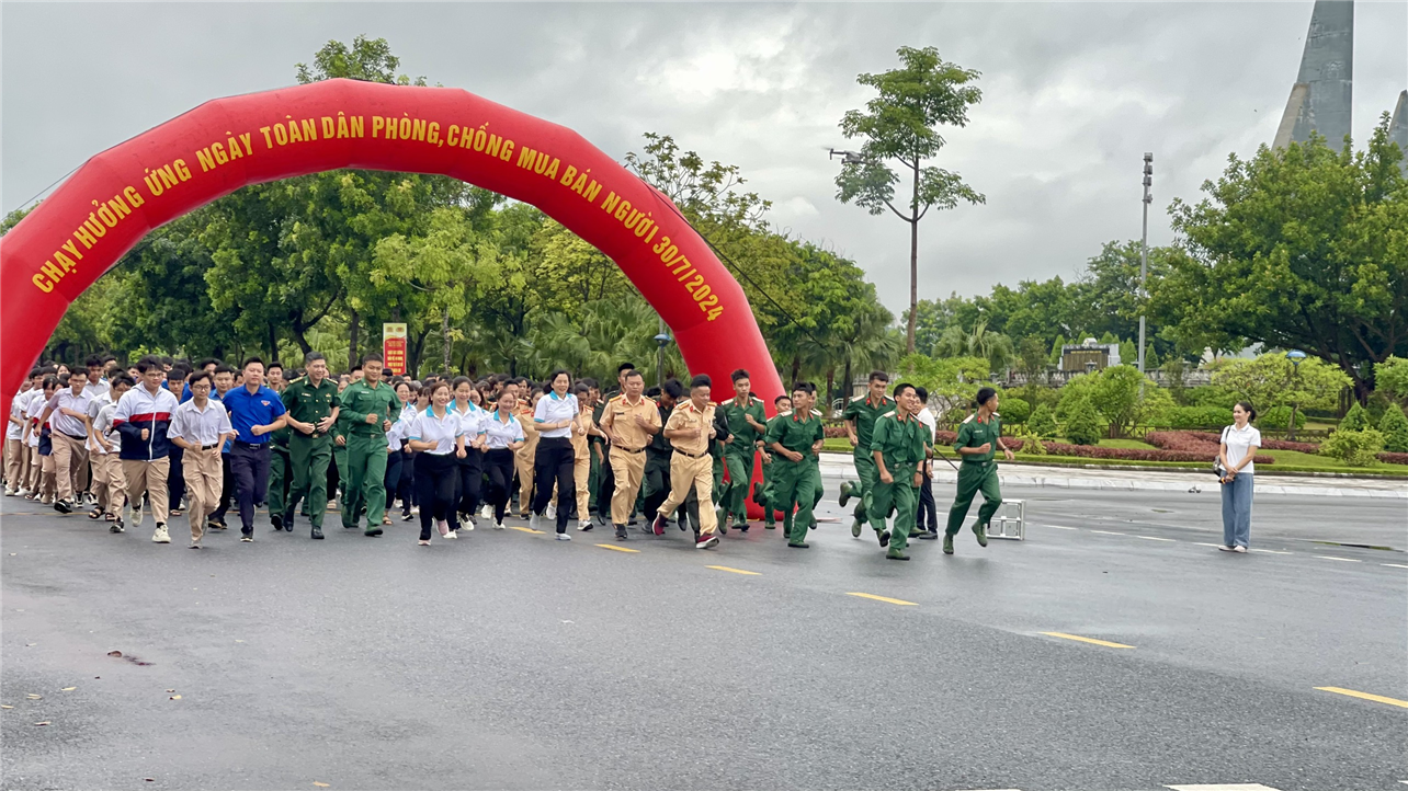 Trong sáng nay, các đại biểu đã tham gia chạy hưởng ứng ngày toàn dân phòng, chống mua bán người tại khuôn viên Quảng trường trung tâm tỉnh Lào Cai.