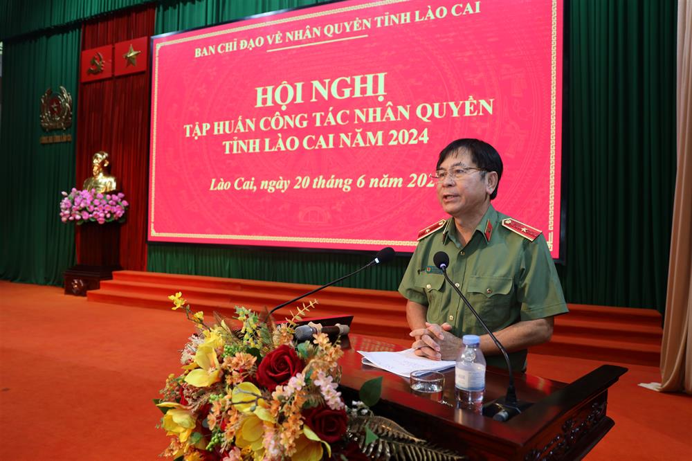 Thiếu tướng Nguyễn Văn Kỷ, Phó Chánh văn phòng Thường trực Ban chỉ đạo Nhân quyền Chính phủ phát biểu tại Hội nghị.