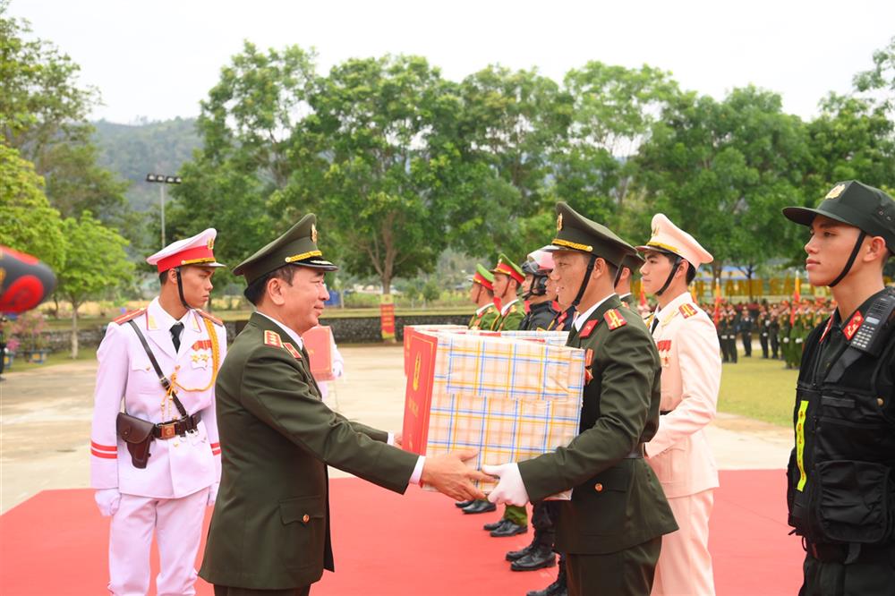 Thứ trưởng Trần Quốc Tỏ trao quà của Bộ Công an tặng tập thể các khối diễu binh, diễu hành của lực lượng Công an nhân dân.