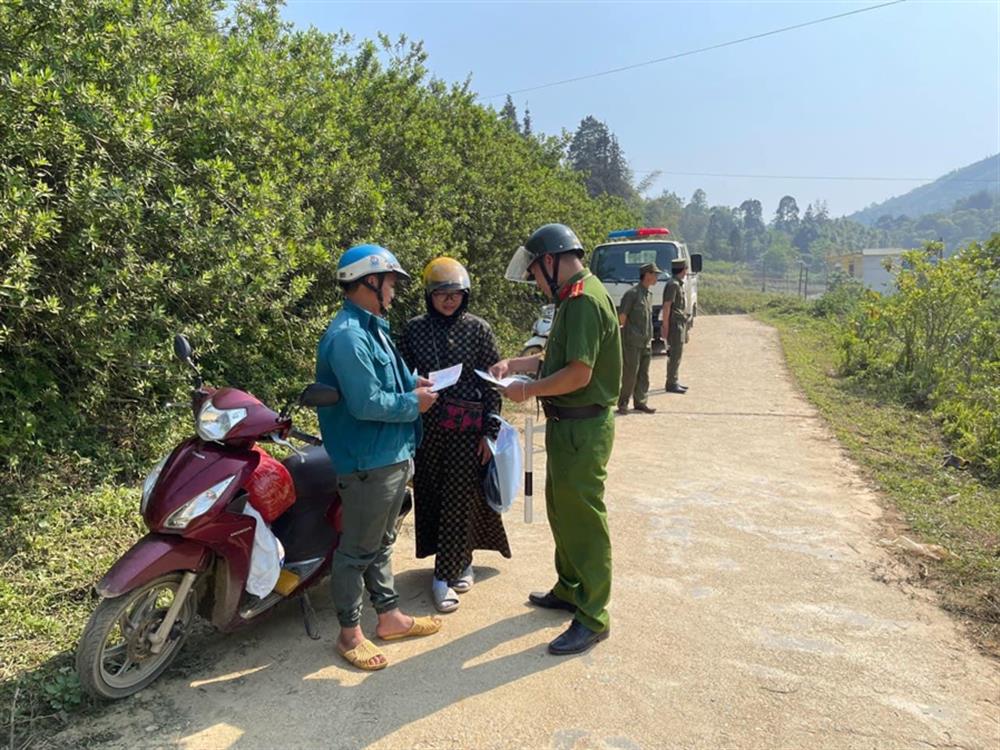 Lực lượng Công an thực hiện tuần tra, kiểm soát kết hợp tuyên truyền, nhắc nhở nhân dân ngay từ những tuyến đường làng, ngõ xóm.